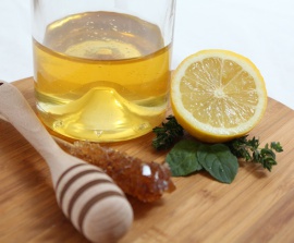 Cách làm mặt nạ trà xanh mật ong dưỡng da cực kì đơn giản.